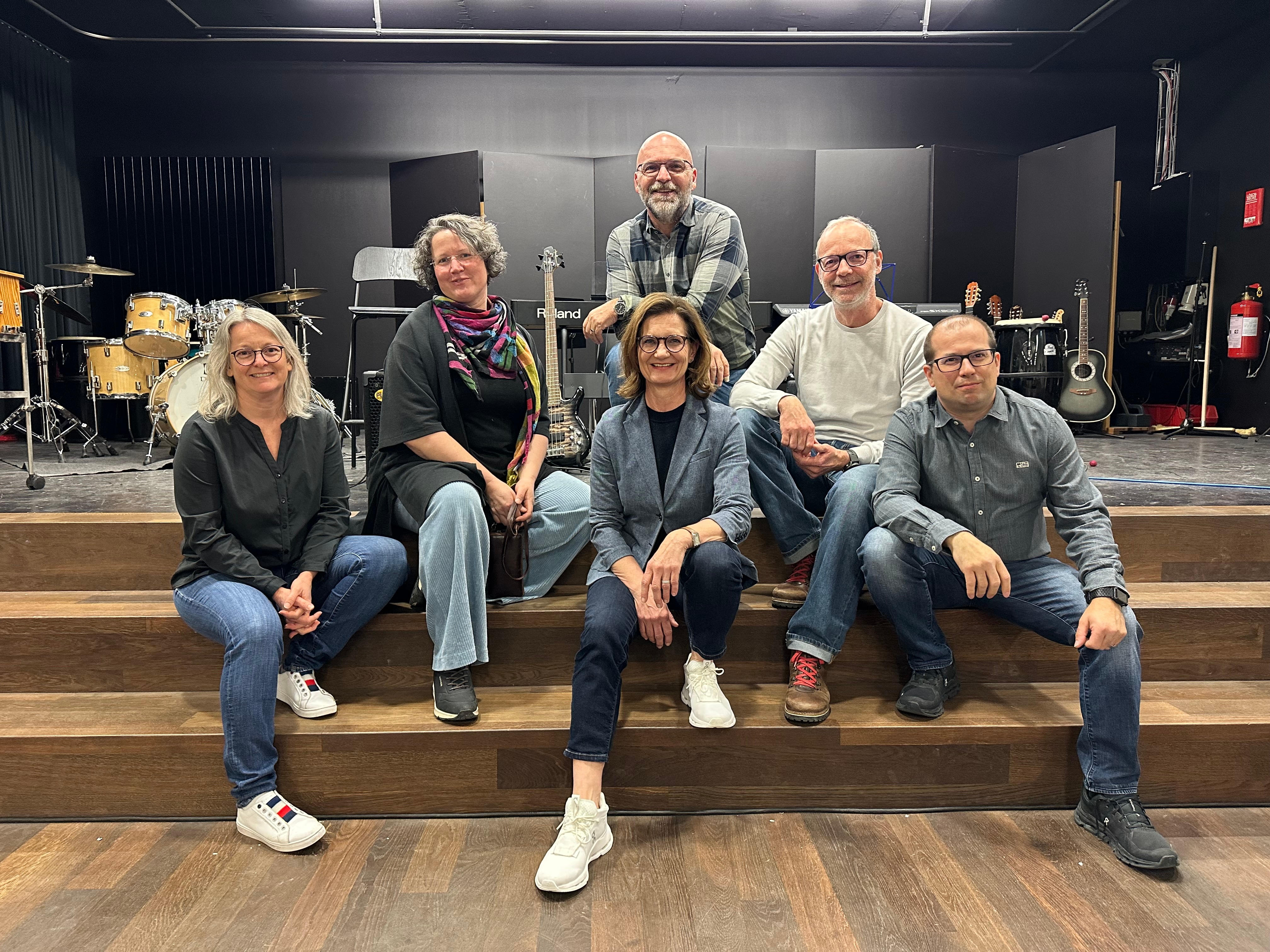 Von links nach rechts: Brigitta Engeli (Aktuarin), Marie-Line Meyenhofer, Seraina Perini Allemann (Schulpräsidentin), Othmar Dietler (Vizepräsident), Marco Pätzold, Christian Bänziger / auf dem Foto fehlt: Dario My
